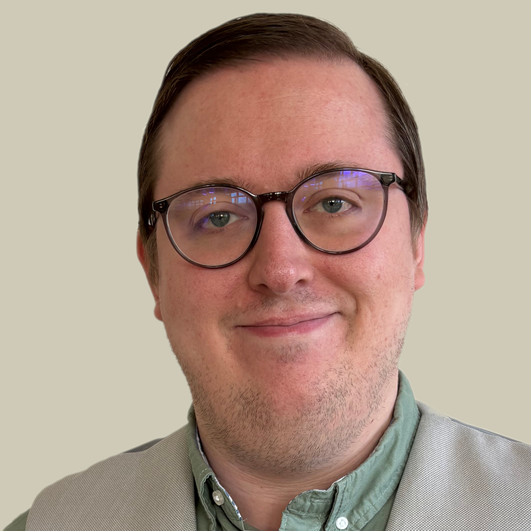 Mann mit kurzen, dunkelblonden Haaren und Brille
