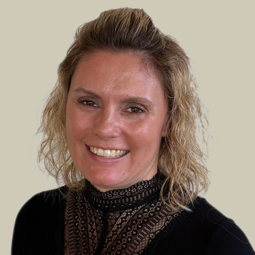 Frau mit schulterlangen blonden Haaren
